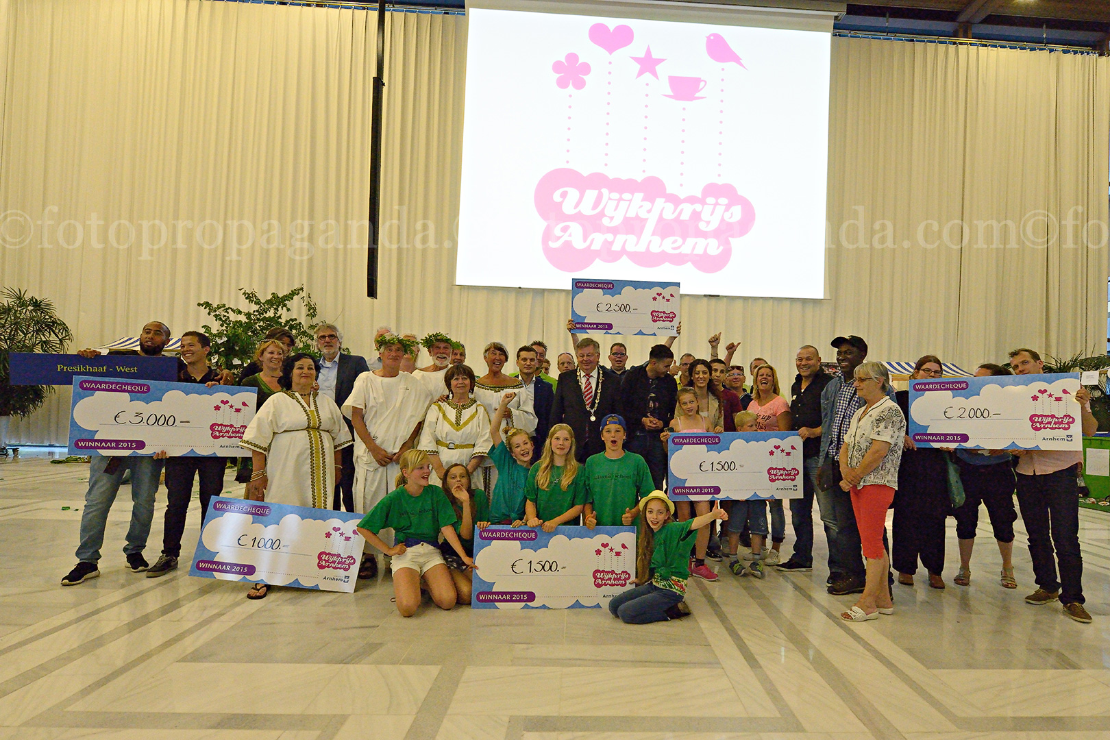 Alle Wijkprijs winnaars 2015 - met burgemeester Herman Kaiser in het midden