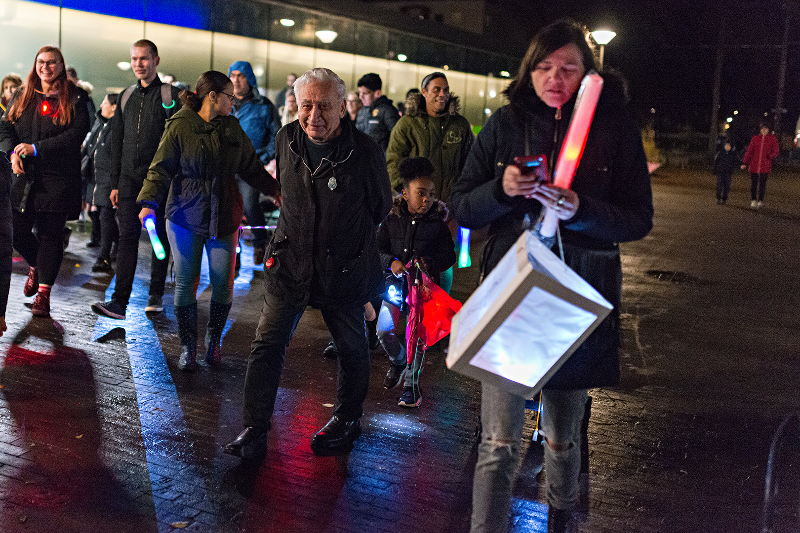 Tromgeroffel en lichtjesparade door Malburgen