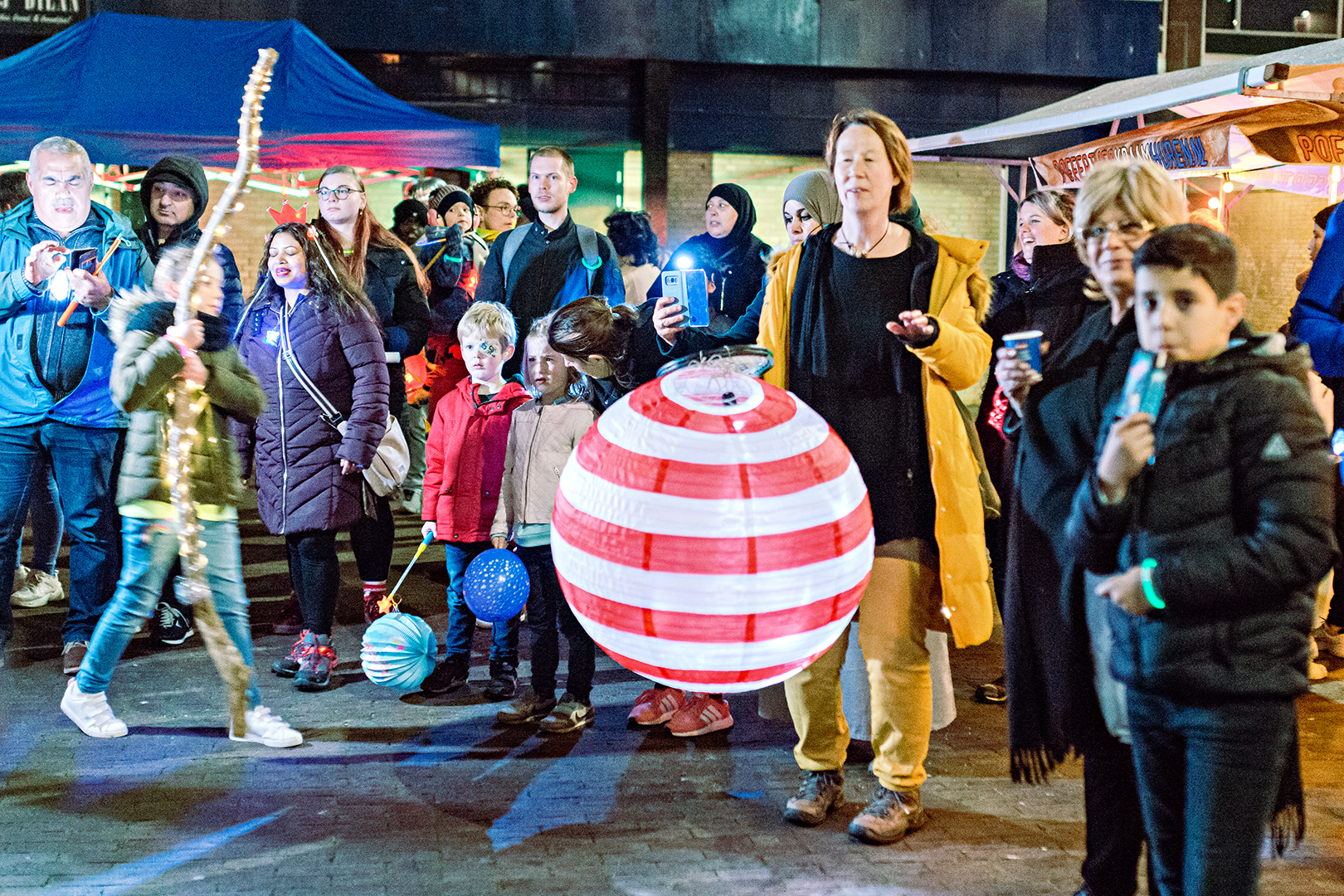 Tromgeroffel en lichtjesparade door Malburgen