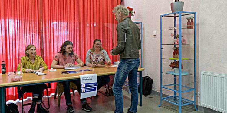 Relatief rustig op stembureaus in de de wijk Malburgen, Immerloo en Het Duifje