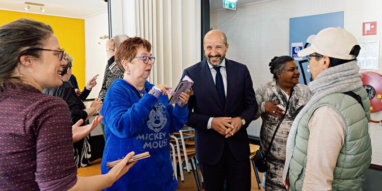 Burgemeester maakt kennis met breed aanbod in buurtcentrum Fresh