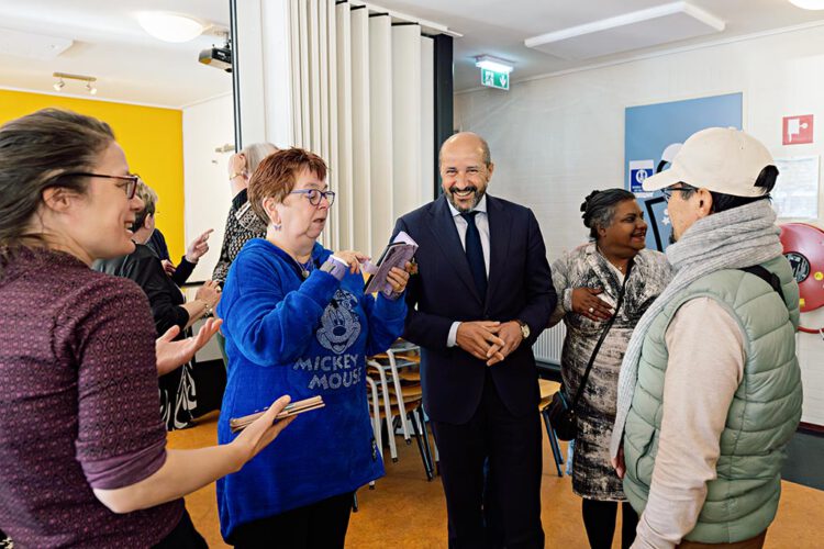 Burgemeester maakt kennis met breed aanbod in buurtcentrum Fresh